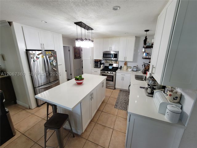 1316 W 61st Pl, Hialeah, FL 33012
