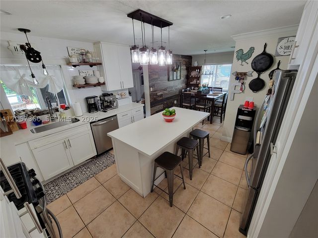 1316 W 61st Pl, Hialeah, FL 33012