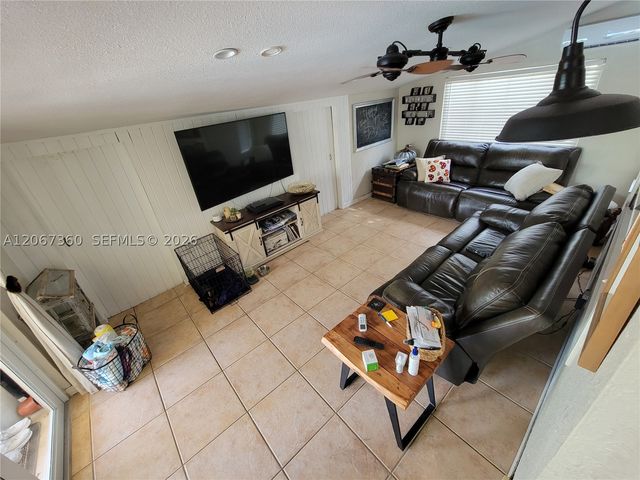 1316 W 61st Pl, Hialeah, FL 33012