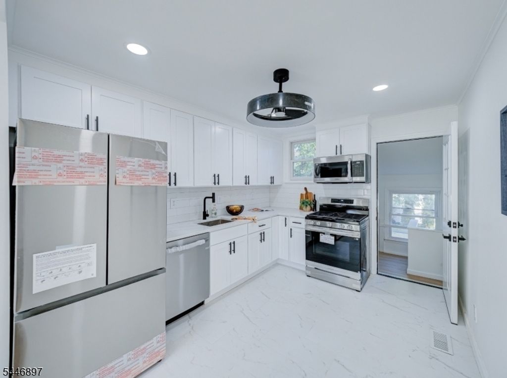 271 Valley Rd, Clark Twp., NJ 07066 — photo 5