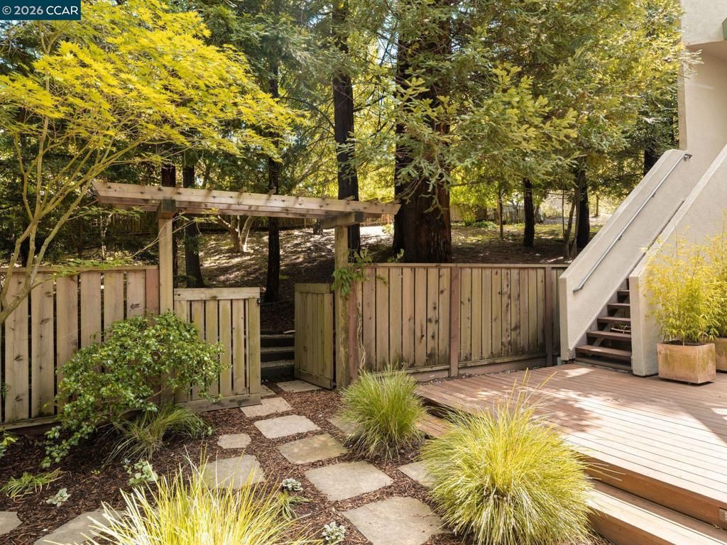 Image 31 of property listing at 6 Dorothy Pl, Berkeley, CA 94705