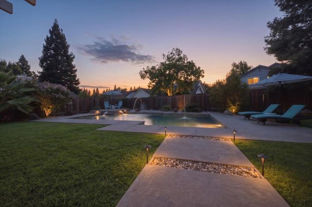 903 Graf Ct, Roseville, CA 95661