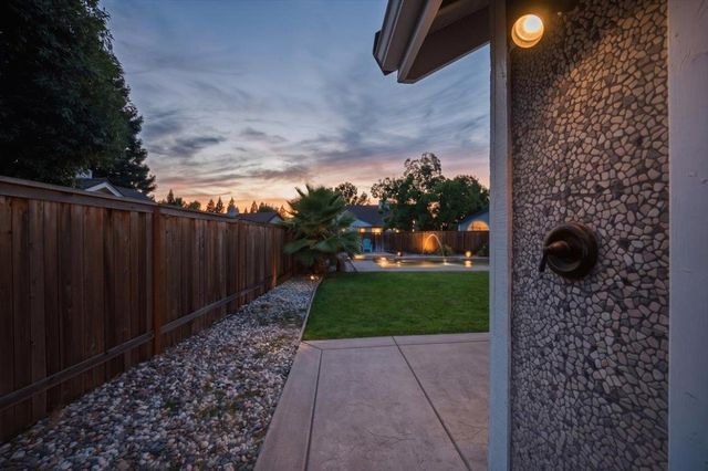 903 Graf Ct, Roseville, CA 95661