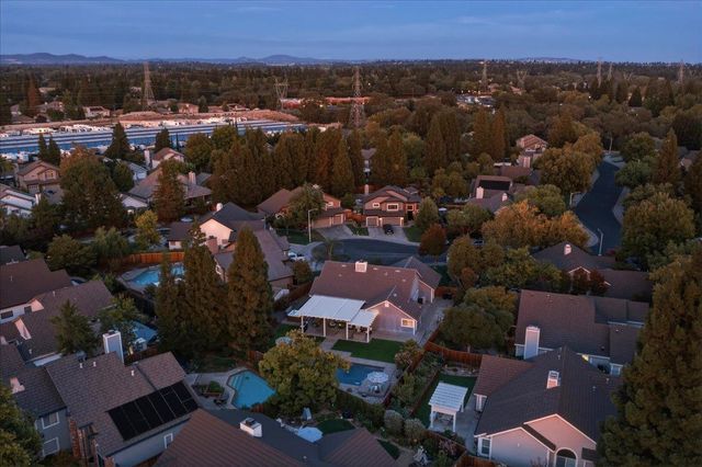 903 Graf Ct, Roseville, CA 95661