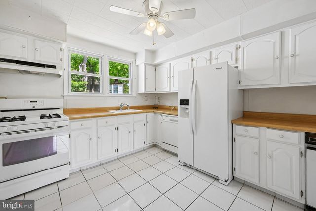 401 LAKE DR, Mount Holly, NJ 08060