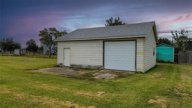 1045 12th Street, Dickinson, TX 77539