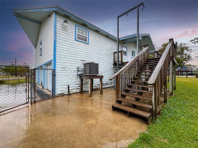 1045 12th Street, Dickinson, TX 77539