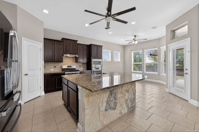 2932 Sunridge Dr, Schertz, TX 78108