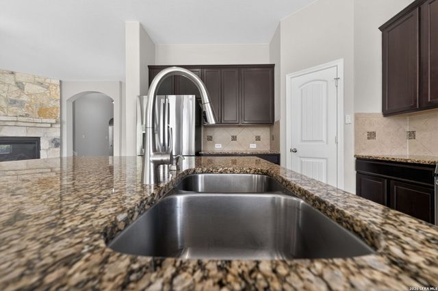 2932 Sunridge Dr, Schertz, TX 78108