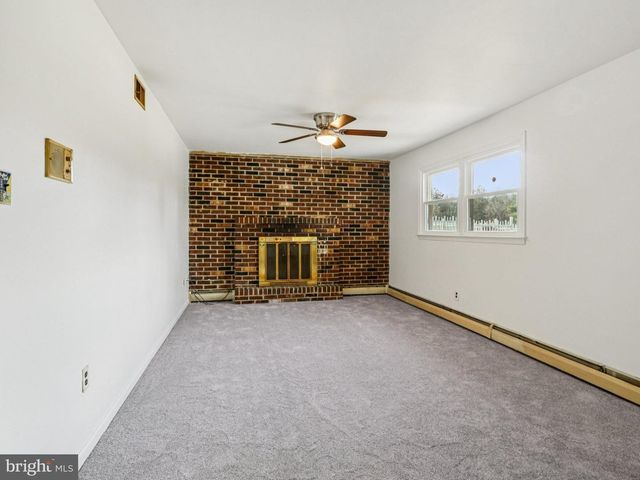 1275 WINCHESTER PL, Red Hill, PA 18076