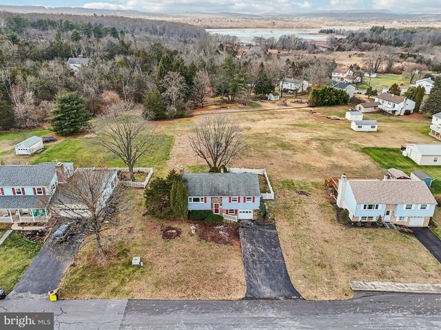 1275 WINCHESTER PL, Red Hill, PA 18076