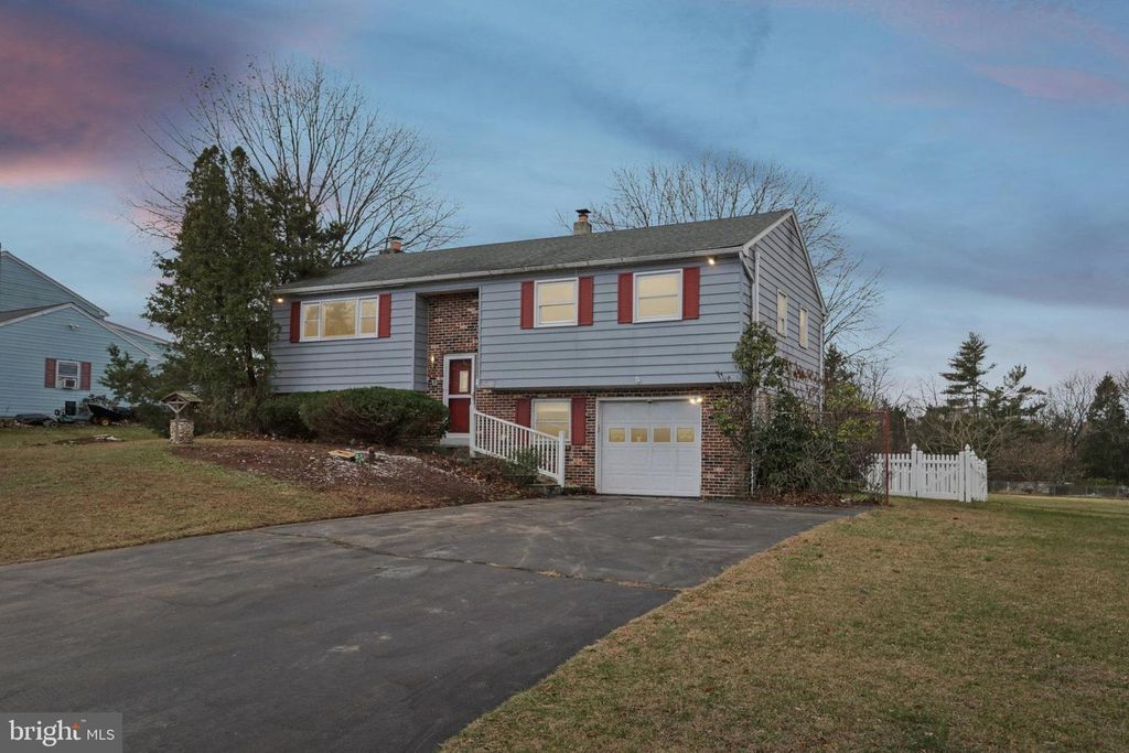 1275 WINCHESTER PL, Red Hill, PA 18076
