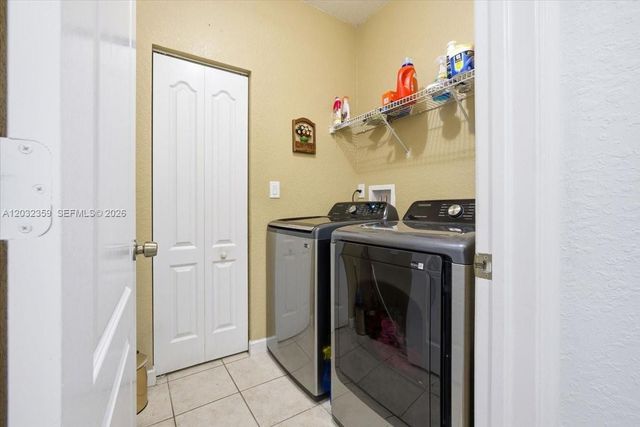 15369 SW 8th Ln, Miami, FL 33194