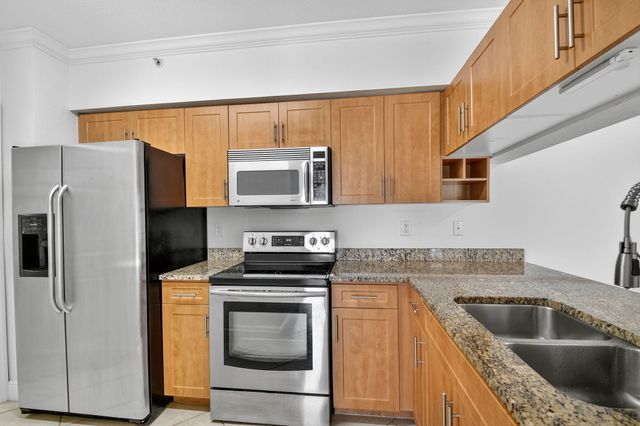 6511 EMERALD DUNES Drive 304, West Palm Beach, FL 33411