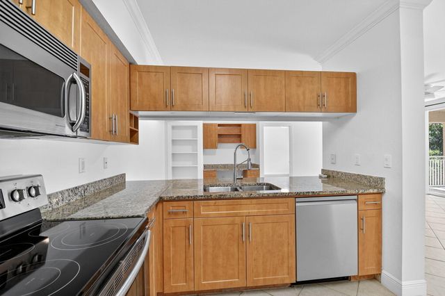6511 EMERALD DUNES Drive 304, West Palm Beach, FL 33411