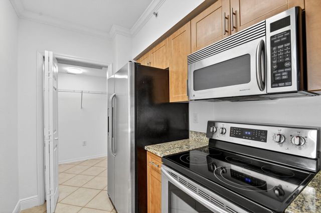 6511 EMERALD DUNES Drive 304, West Palm Beach, FL 33411