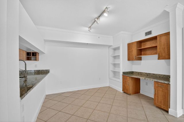 6511 EMERALD DUNES Drive 304, West Palm Beach, FL 33411