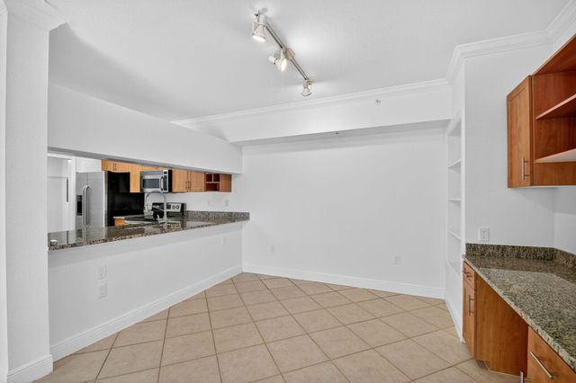 6511 EMERALD DUNES Drive 304, West Palm Beach, FL 33411
