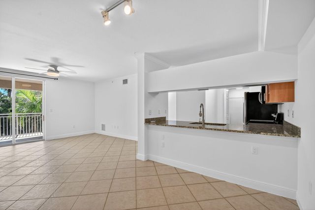 6511 EMERALD DUNES Drive 304, West Palm Beach, FL 33411