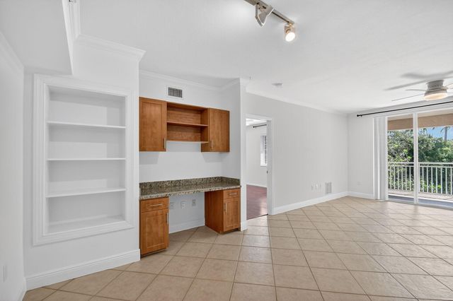 6511 EMERALD DUNES Drive 304, West Palm Beach, FL 33411