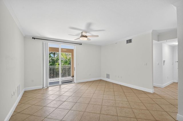 6511 EMERALD DUNES Drive 304, West Palm Beach, FL 33411