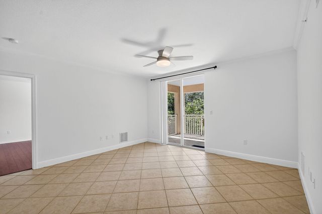 6511 EMERALD DUNES Drive 304, West Palm Beach, FL 33411