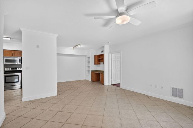 6511 EMERALD DUNES Drive 304, West Palm Beach, FL 33411