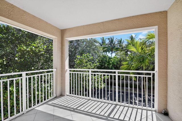 6511 EMERALD DUNES Drive 304, West Palm Beach, FL 33411