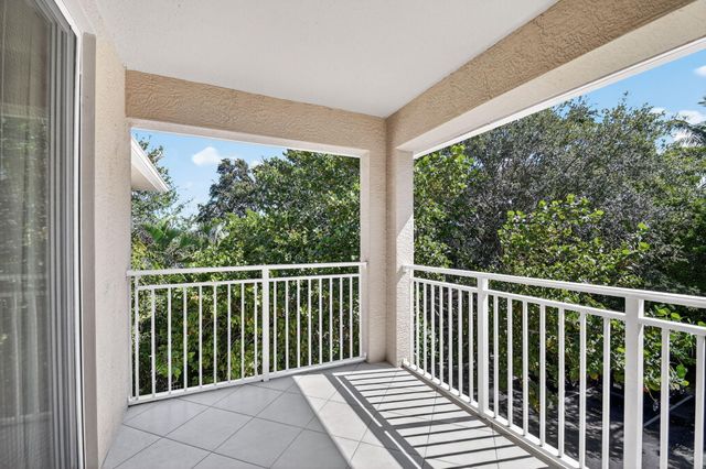 6511 EMERALD DUNES Drive 304, West Palm Beach, FL 33411