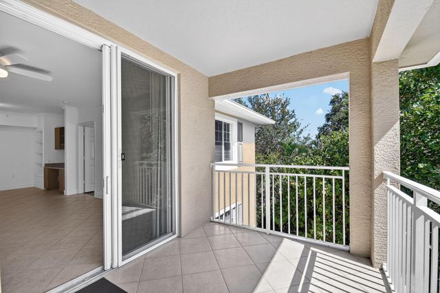 6511 EMERALD DUNES Drive 304, West Palm Beach, FL 33411