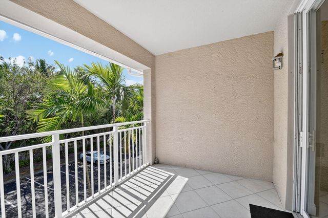 6511 EMERALD DUNES Drive 304, West Palm Beach, FL 33411