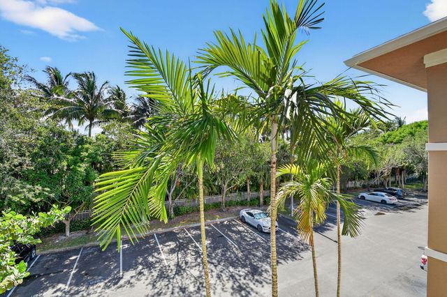 6511 EMERALD DUNES Drive 304, West Palm Beach, FL 33411