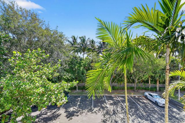 6511 EMERALD DUNES Drive 304, West Palm Beach, FL 33411