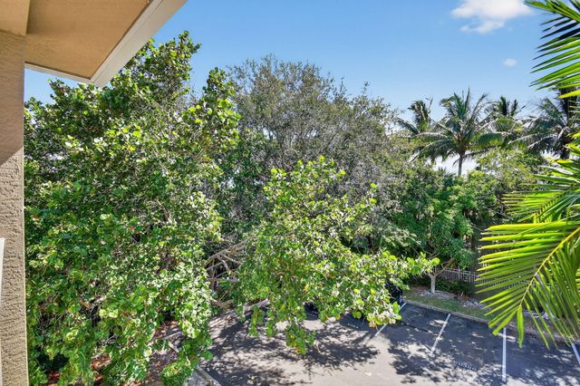 6511 EMERALD DUNES Drive 304, West Palm Beach, FL 33411