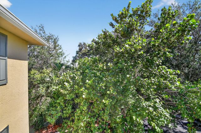 6511 EMERALD DUNES Drive 304, West Palm Beach, FL 33411