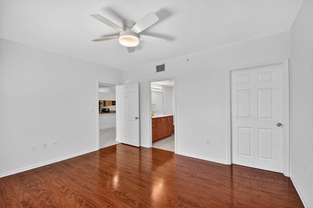 6511 EMERALD DUNES Drive 304, West Palm Beach, FL 33411