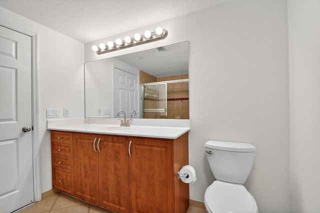 6511 EMERALD DUNES Drive 304, West Palm Beach, FL 33411