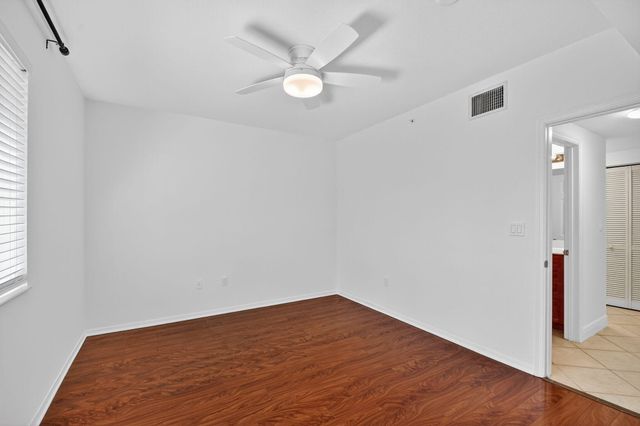 6511 EMERALD DUNES Drive 304, West Palm Beach, FL 33411