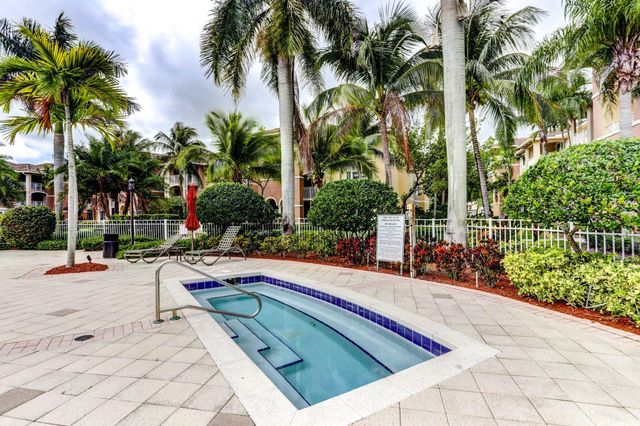 6511 EMERALD DUNES Drive 304, West Palm Beach, FL 33411