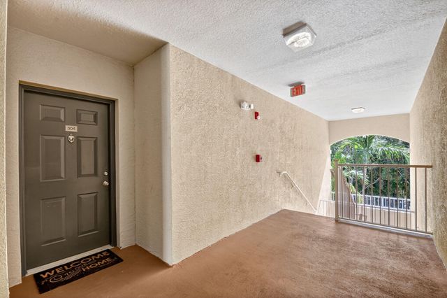 6511 EMERALD DUNES Drive 304, West Palm Beach, FL 33411