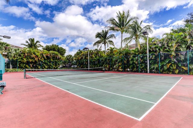 6511 EMERALD DUNES Drive 304, West Palm Beach, FL 33411