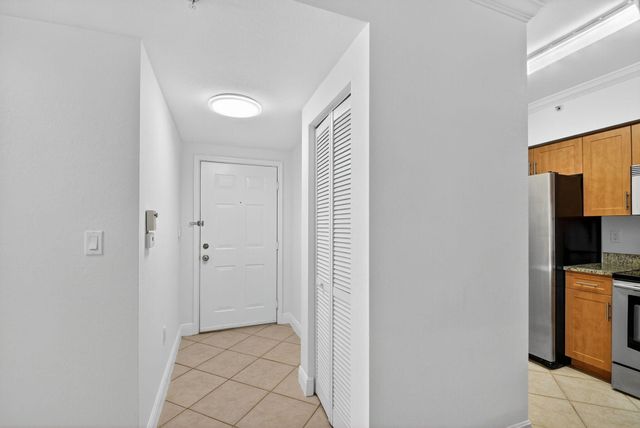 6511 EMERALD DUNES Drive 304, West Palm Beach, FL 33411