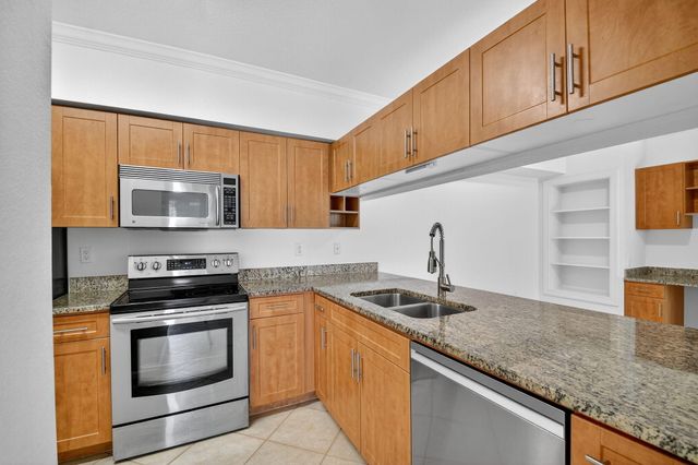 6511 EMERALD DUNES Drive 304, West Palm Beach, FL 33411