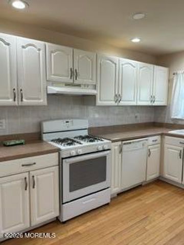 5 Leeward Street, Toms River, NJ 08757