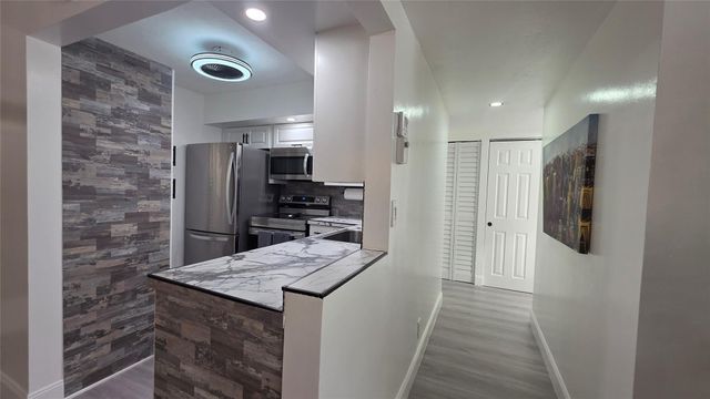 2831 Somerset Dr 105, Lauderdale Lakes, FL 33311