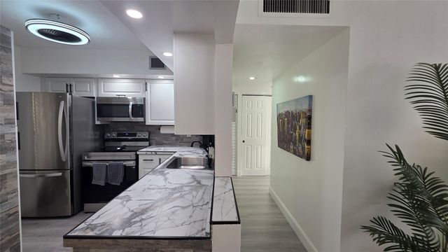 2831 Somerset Dr 105, Lauderdale Lakes, FL 33311