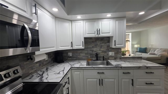 2831 Somerset Dr 105, Lauderdale Lakes, FL 33311