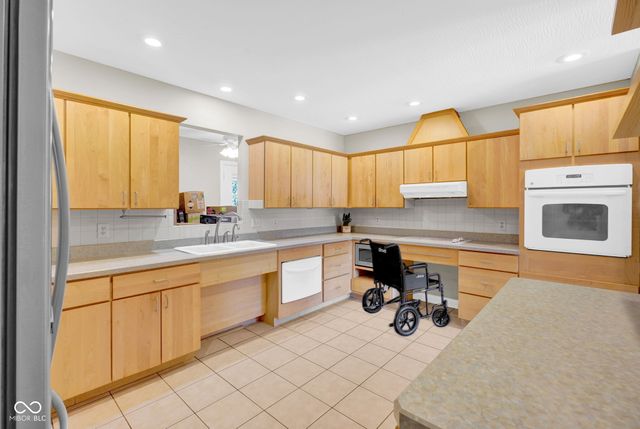 2202 Peartree Ct, Columbus, IN 47201