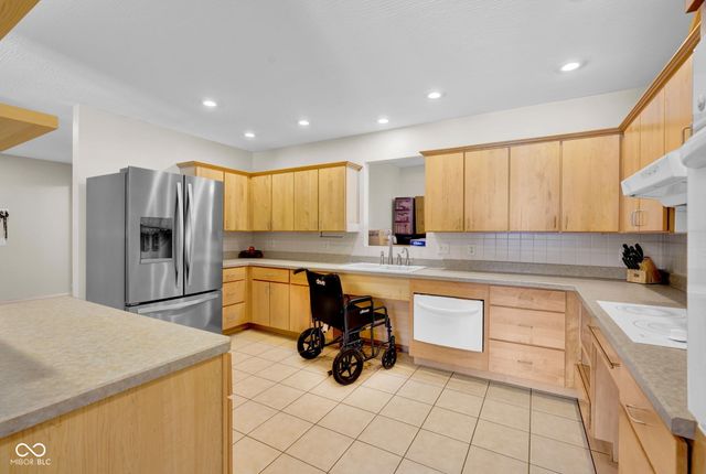 2202 Peartree Ct, Columbus, IN 47201