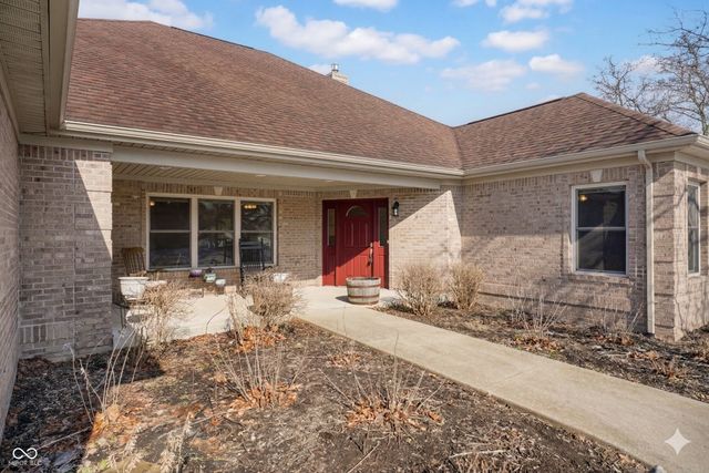 2202 Peartree Ct, Columbus, IN 47201